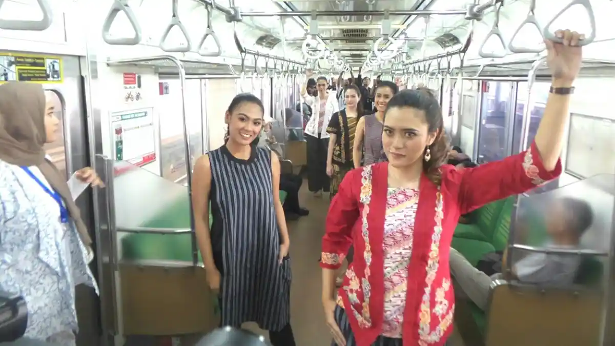 Aksi Model Berkebaya Bikin Penumpang KRL Terperangah