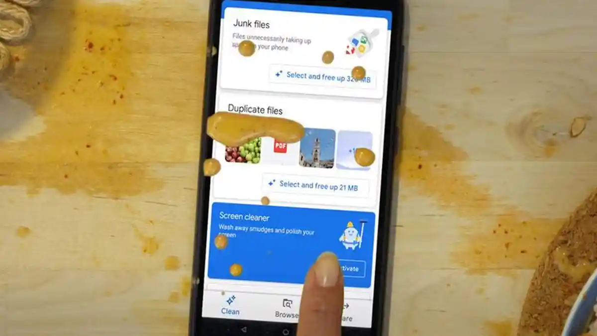 Momen April Mop! Google Rilis Software Pendeteksi dan Pembersih Noda di Layar Ponsel ?