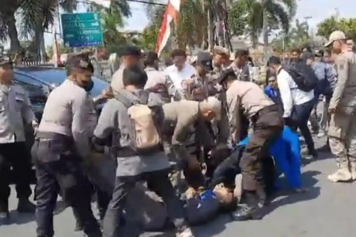 BREAKING NEWS Unjuk Rasa Mahasiswa di Tuban Berujung Bentrok, Pendemo Sebut Ditendang Polisi