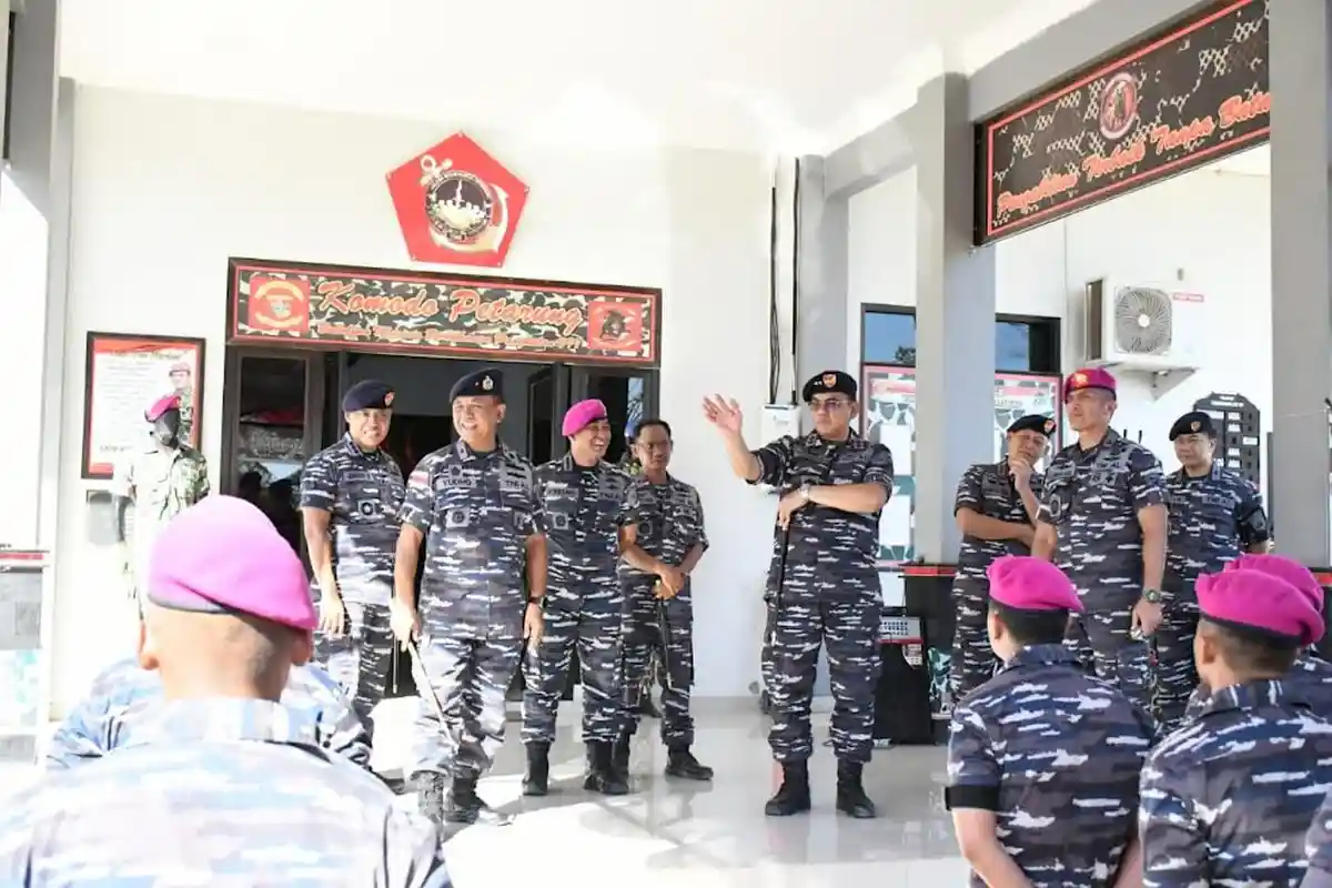 Pangkoarmada 2 Kunjungi Yonmarhanlan VII Kupang 