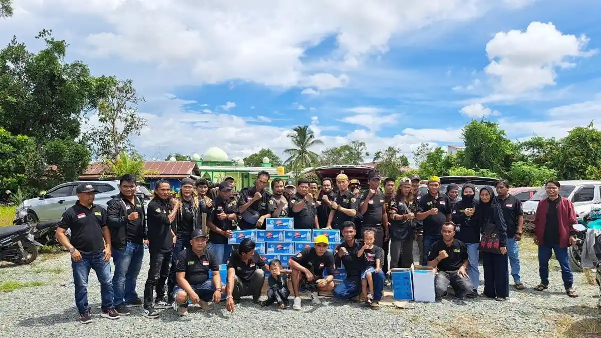 Galak Berau Berbagi Air Mineral ke Para Sopir dan Pengendara Roda 2 di Dermaga Singkuang