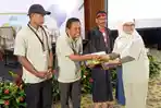 20230925_Imam-Muhlas-menerima-cenderamata-dari-Pertamina-EP-Cepu-usai-menjadi-pemateri-local-hiro.jpg