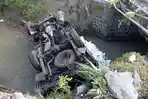 Mobil Pick Up Terjun ke Sungai di Plemahan Kabupaten Kediri, Sempat Oleng Tabrak Pembatas Jalan