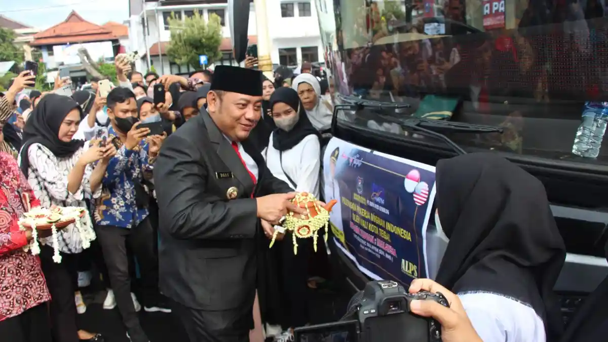 Wali Kota Tegal Lepas 100 Pekerja Migran ke Malaysia 