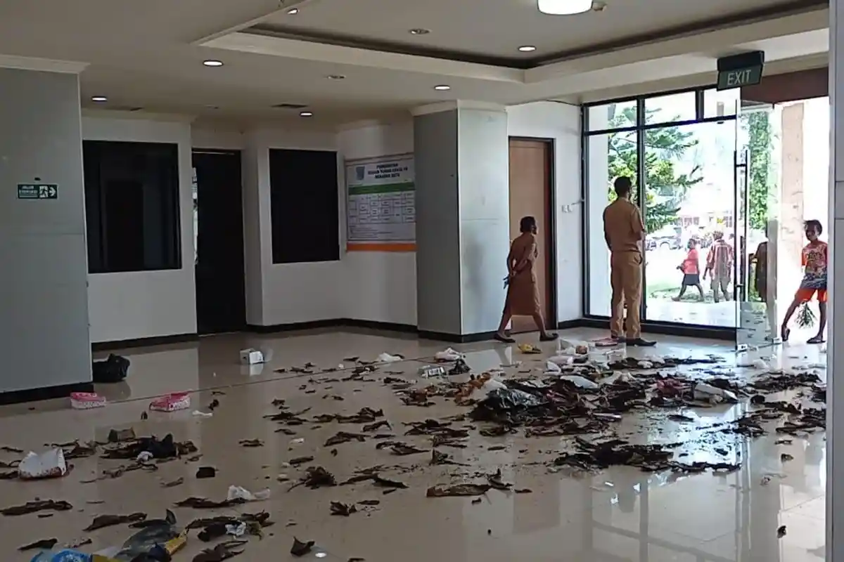 Petugas Kebersihan Hamburkan Sampah di Kantor Wali Kota Sorong karena Kecewa: Besok Lebih Parah