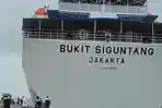 makassar/Kapal-KM-Bukit-Siguntang-saat-menyerempet-dermaga-Pelabuhan-Nusantara-Parepare.jpg