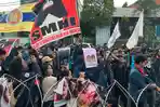 Gelar Aksi di Depan DPRD Jawa Timur, Mahasiswa di Jatim Tolak Pilkada Tidak Langsung