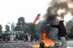 Massa Aksi Tolak UU Cipta Kerja Blokir Jalan Gubernur Suryo