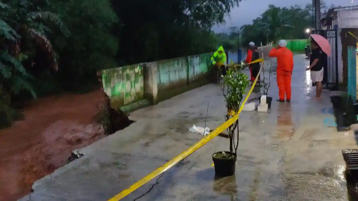 TPT dan 25 Meter Badan Jalan di Padasuka Sumedang Jebol Dihantam Luapan Air Sungai