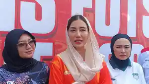 Anggota-DPR-RI-Dapil-VII-sekaligus-Ketua-TP-PKK-Trenggalek-Novita-Hardini-kerudung.jpg