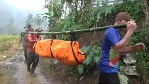 Petugas-membawa-jenazah-korban-yang-ditemukan-meninggal-dunia-di-tebing-Curug-Cileat.jpg