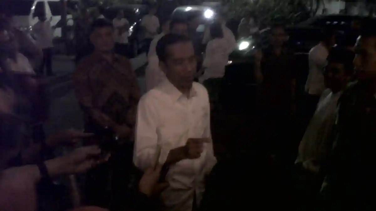 Jokowi Tertawa Usai Cabut Gigi di Kantor Ahok