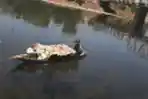 Mengkais Keberuntungan di Sungai Citarum