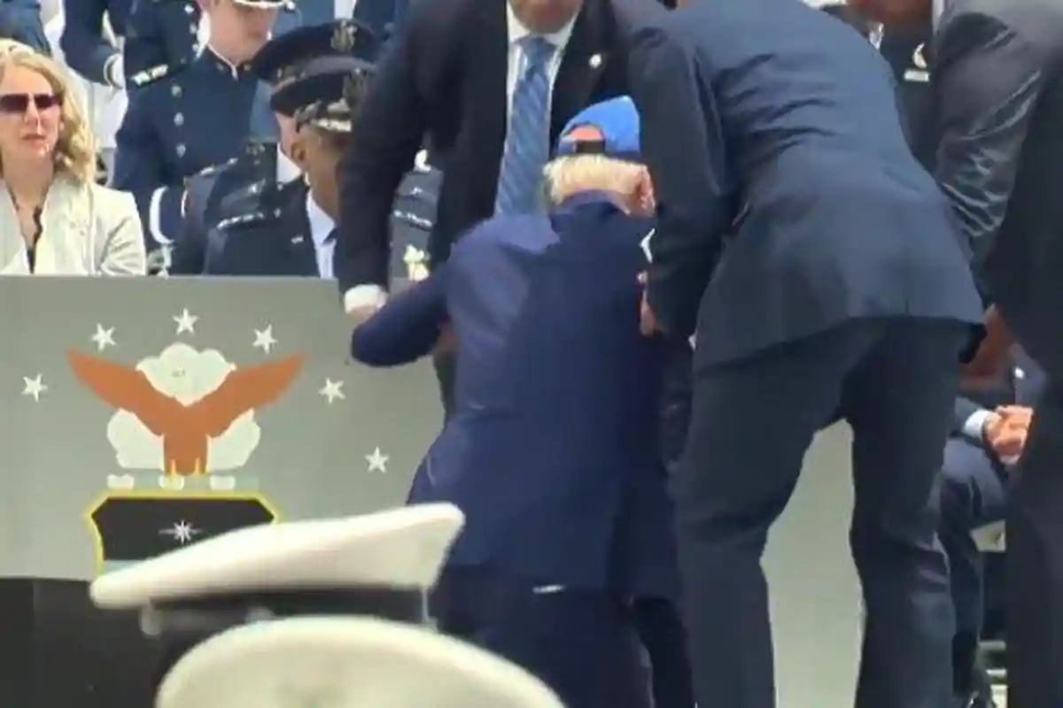 Gara-gara Karung Pasir, Joe Biden Jatuh Tersandung di Acara Wisuda, Hadirin Langsung Bereaksi Begini