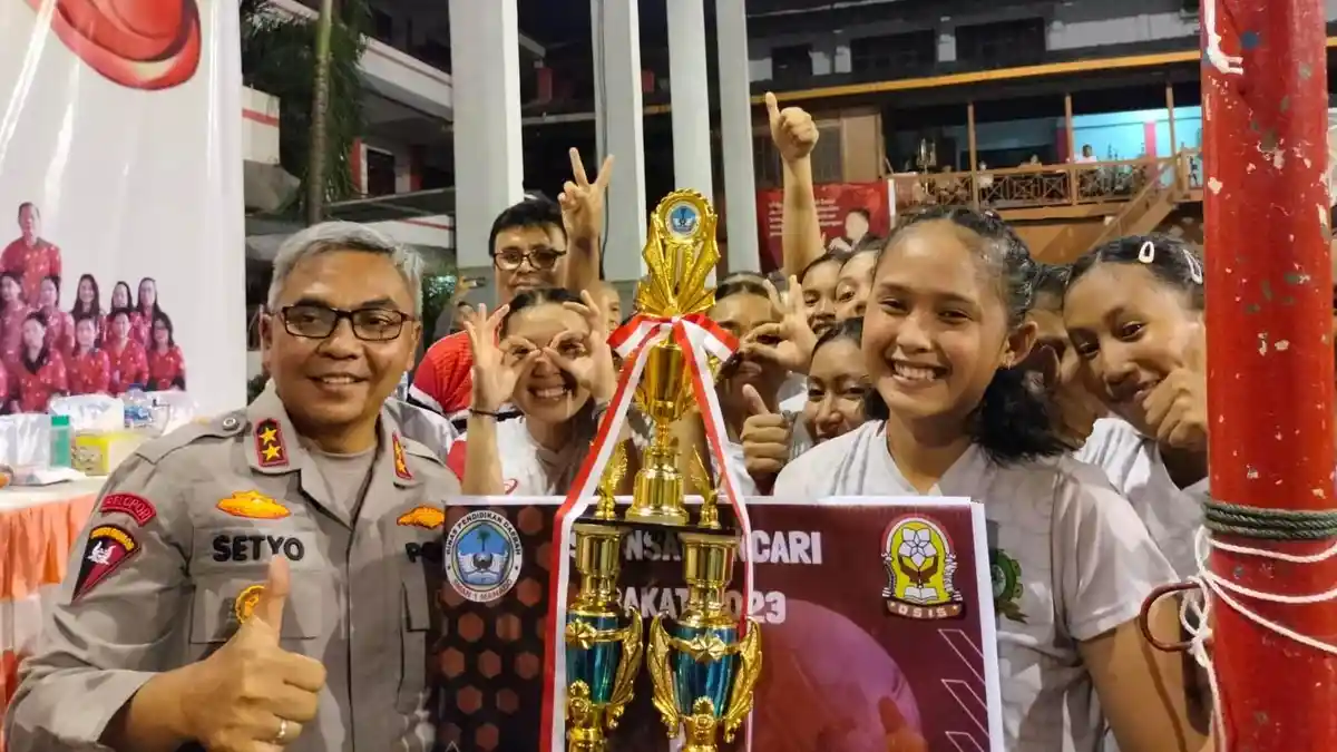 Tim Putri SMAN 7 Manado Juara Turnamen Voli Smansa Mencari Bakat