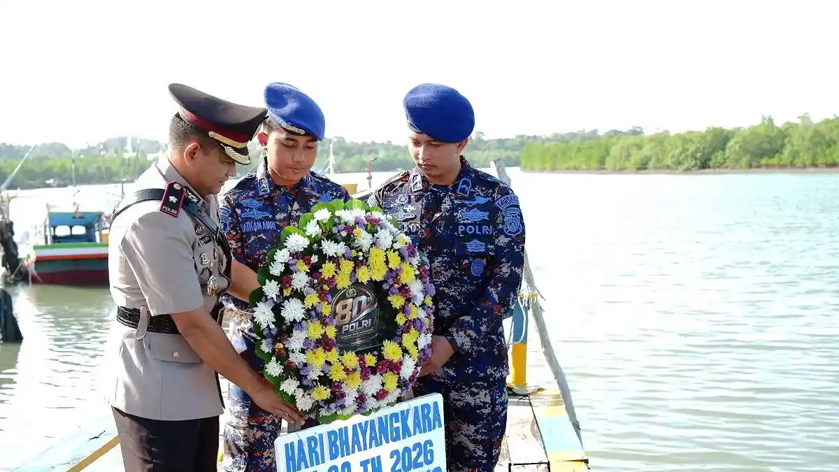 Polres Belitung Tabur Bunga di Laut Kenang Jasa Pahlawan di Hari Bhayangkara Ke-80 - Posbelitung.co