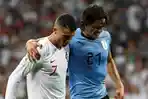 striker-uruguay-edinson-cavani-dipapah-keluar-lapangan-oleh-kapten-portugal-cristiano-ronaldo_20180704_152503.jpg