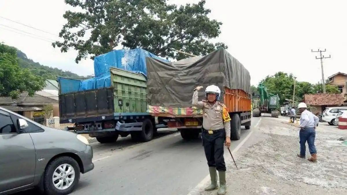 Jalan Lintas  Sumatera Kini Sudah Bisa Dilewati Kendaraan