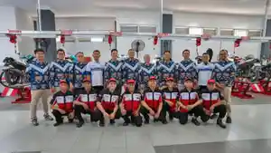 PREMIUM-SHOP-Manajemen-Yamaha-STSJ-bersama-tim-teknisi-berfoto-bersa.jpg