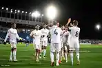 bek-spanyol-real-madrid-sergio-ramos-merayakan-golnya-bersama-rekan-satu-timnya.jpg