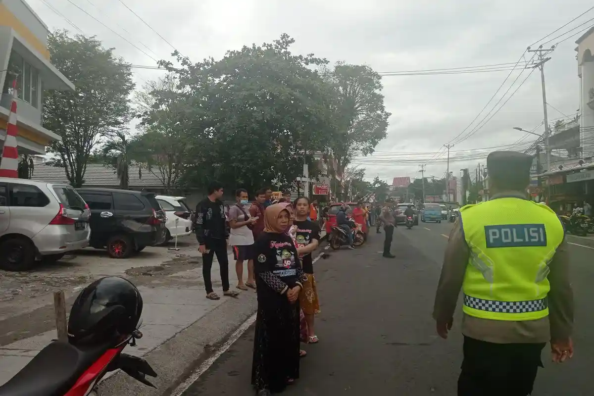 Lewat Jalan Bethesda Manado Sulawesi Utara, Warga Teriak Minta Kaos ke Presiden Jokowi