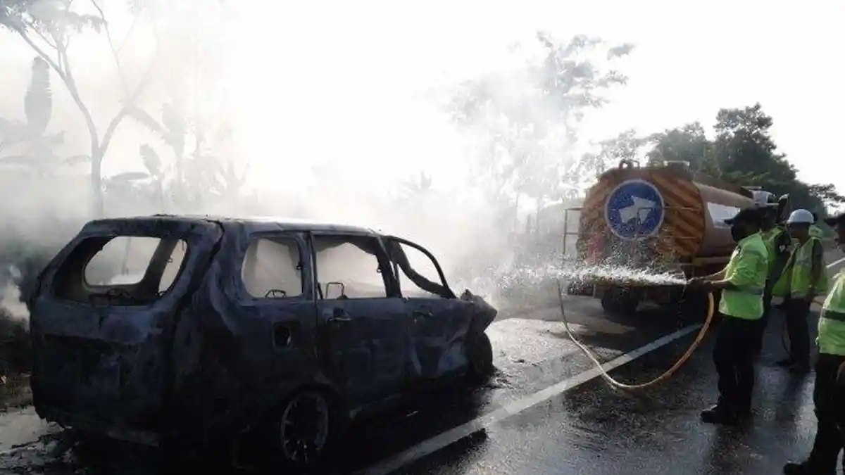 2 Kecelakaan Lalu Lintas di Tol Cipali, Elf Tabrak Rush dan Avanza Terbakar, 8 Tewas