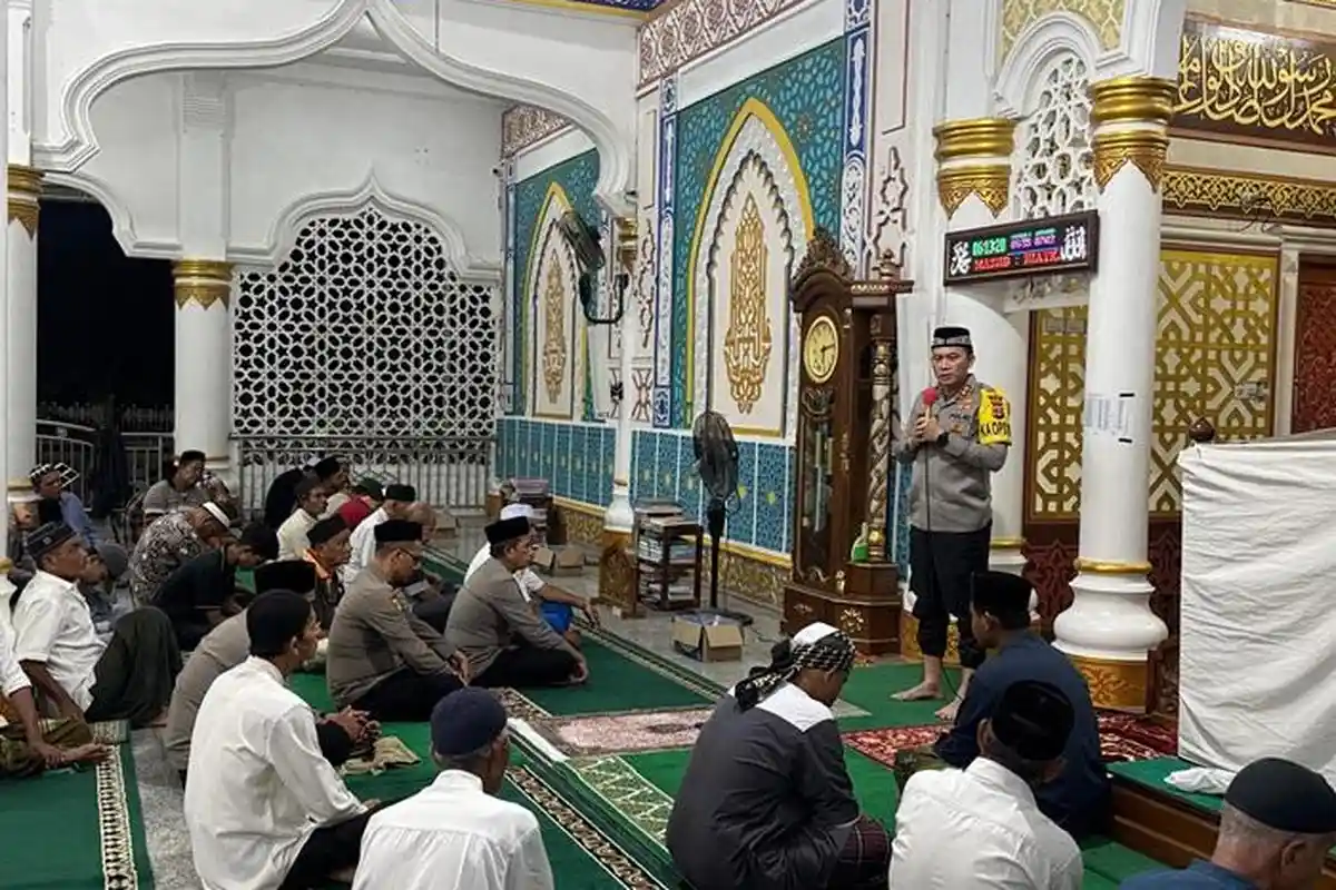 Kapolres Pidie Shalat Subuh Keliling, Sosialisasikan Hotline 110 di Masjid Baitul Munawwarah Sanggeu