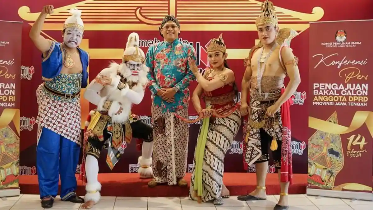 Cicit Sunan Kalijaga Daftar DPD RI ke KPU Jateng, Diiringi Tokoh Wayang ...
