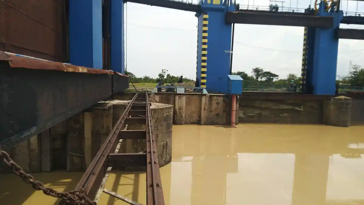 Antisipasi Banjir, Petugas Bendung Wilalung Kerja 24 Jam Bersihkan Sumbatan Sampah