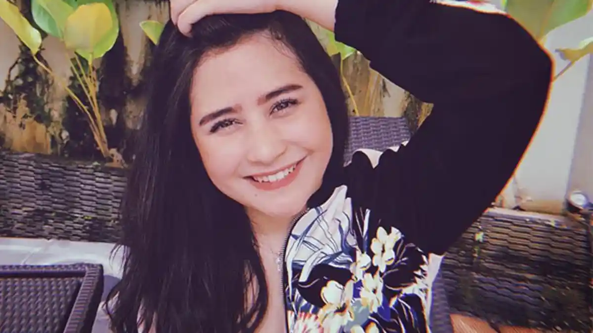 Pulang Liburan Disambut Ujian Kuliah, Prilly Latuconsina Belajar di Pesawat