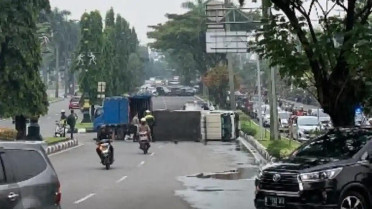 Hilang Kendali saat Melaju, Truk Bermuatan Air Mineral Terguling di Jalan Tegar Beriman Bogor