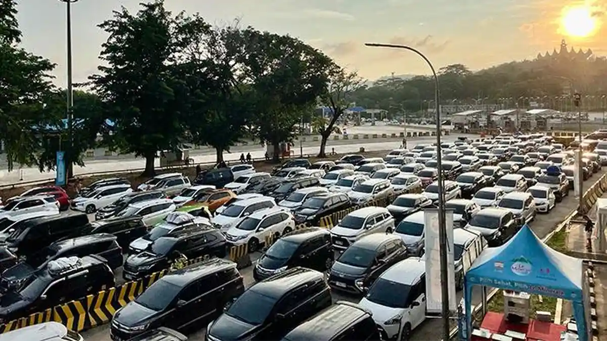 Balik Mudik Lebaran, Kendaraan Mulai Padati Pelabuhan Bakauheni pada H+2 Sore