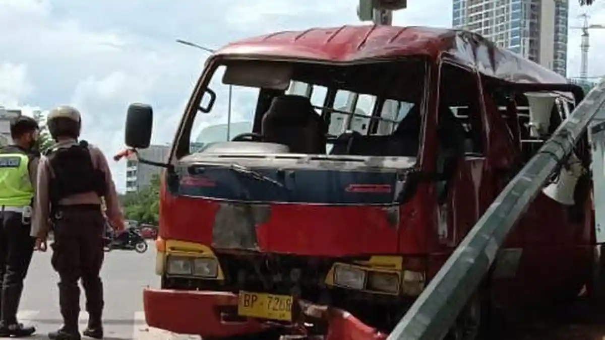Hindari Pengendara Motor Lawan Arus, Sopir Bimbar Hilang Kendali Tabrak Tiang Lampu Merah di Batam