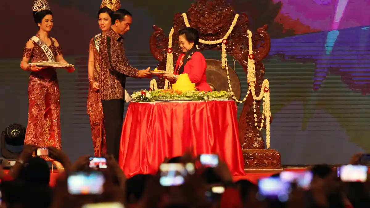 Senyum Jokowi Terima Potongan Tumpeng dari Megawati