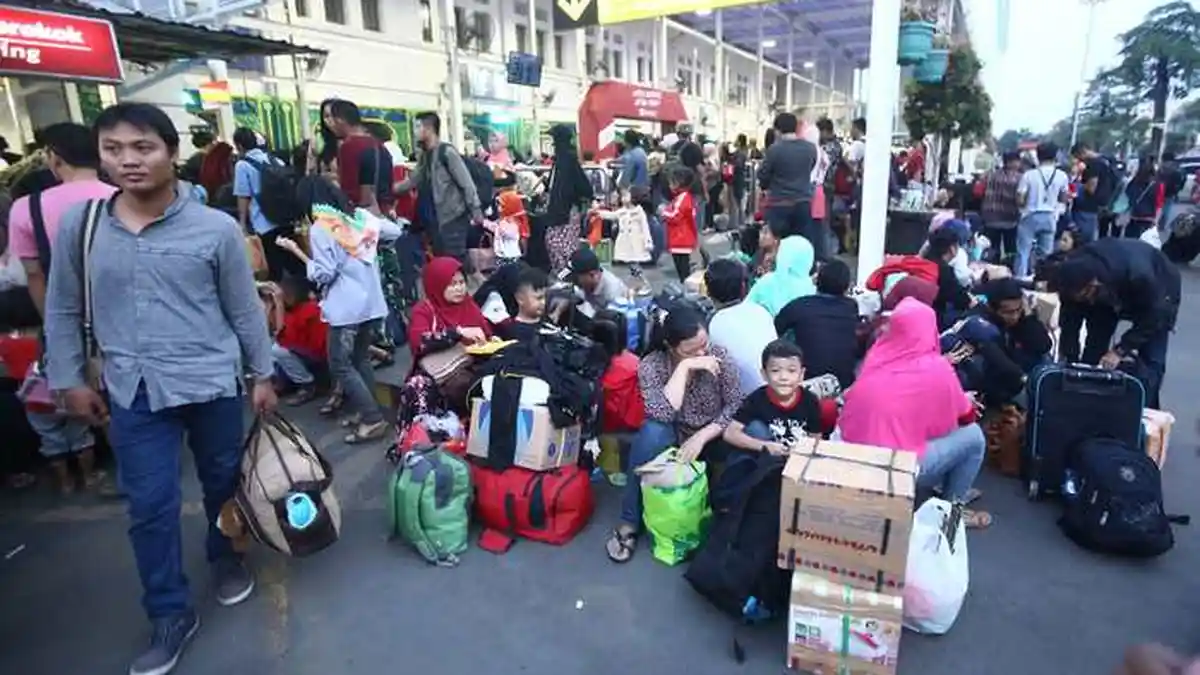 BERITA FOTO: Pemudik Padati Stasiun Senen