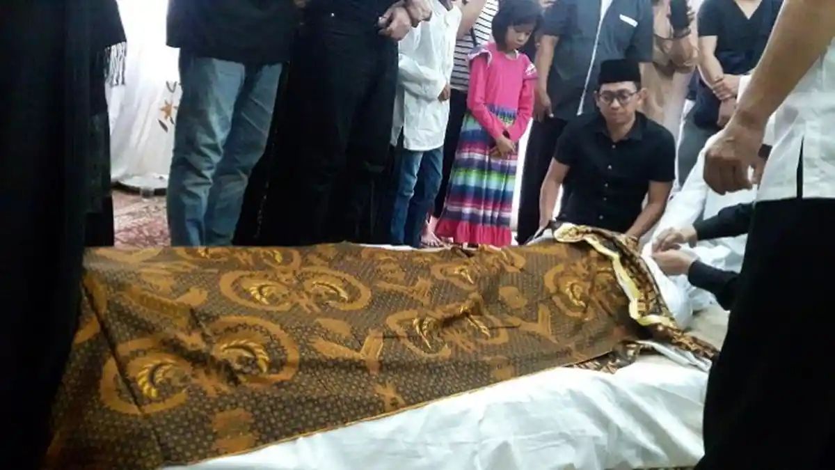 Ririn Ekawati Terisak Lihat Jenazah Suami Lewat Video Call