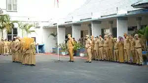 Bupati-Deli-Serdang-dr-Asri-Ludin-Tambunan-memimpin-apel-di-kantor-Dinas-Sumber-Daya-Air-1.jpg