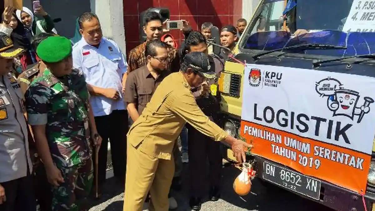 Bupati Belitung Pecah Kendi Tandai Pendistribusian Logistik Pemilu 2019