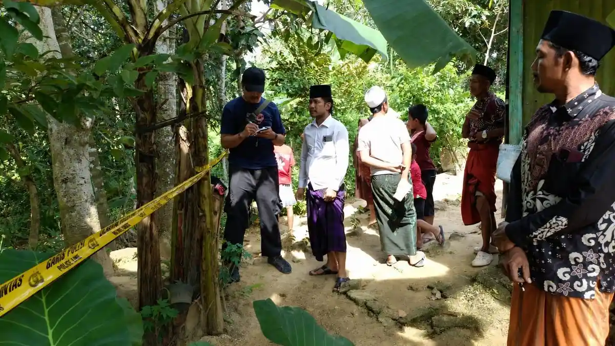 Warga Desa Komis Sampang Geger, Temukan Pria Tewas di Area Pohon Mangga