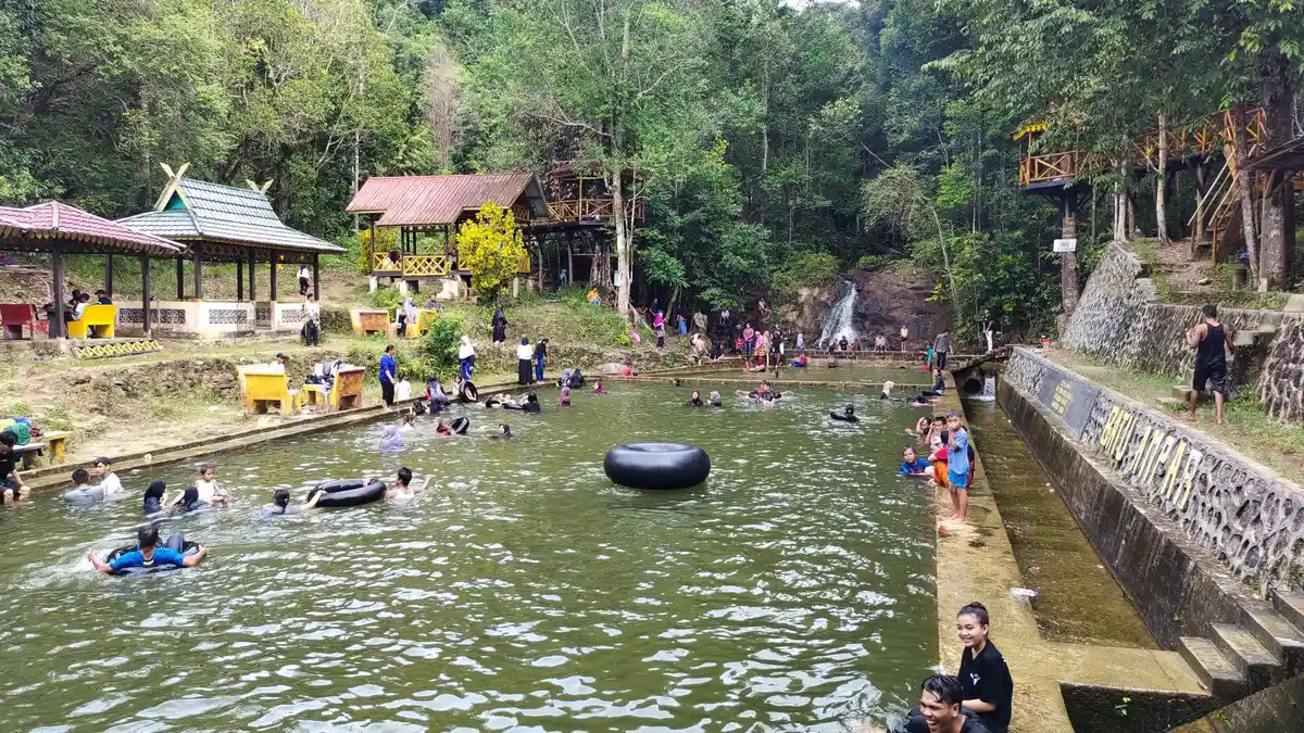 LIBUR Lebaran Segera Berakhir, Wisata Air Terjun Batu Ampar Lingga Diserbu Warga