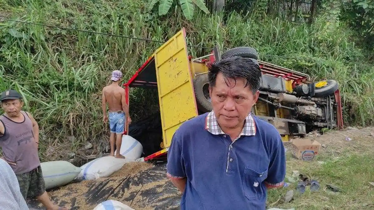 ASKL Beri Pendamping Sopir Truk Bermuatan Kopi Terguling di Bypass Bandar Lampung