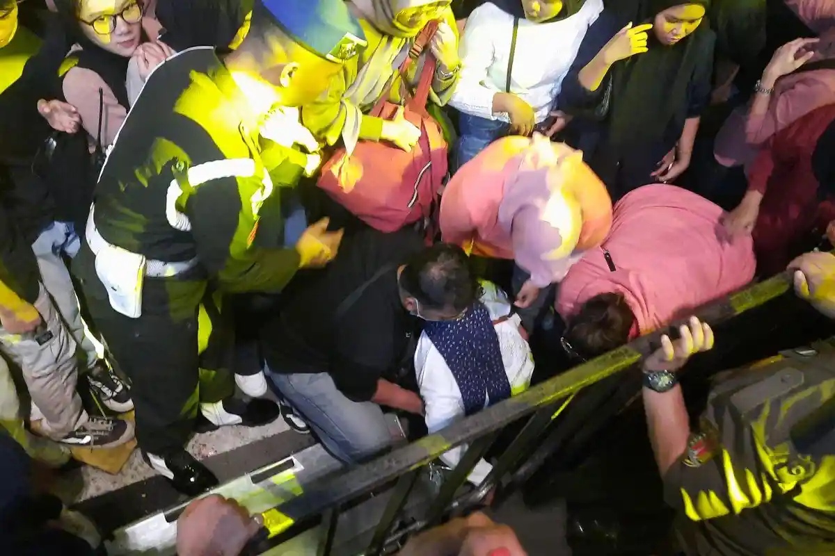 Penonton SNC 2025 Berdesak-desakan, Jalan Pemuda Sesak Membuat Sejumlah Orang Pingsan 