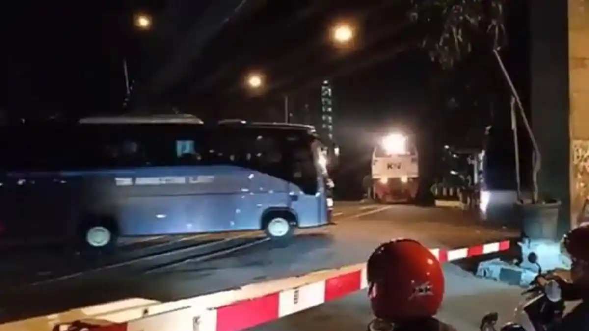 Kereta Api Sudah Dekat, 2 Bus TNI AL Terobos Palang Perlintasan KA di Malang, Videonya Viral