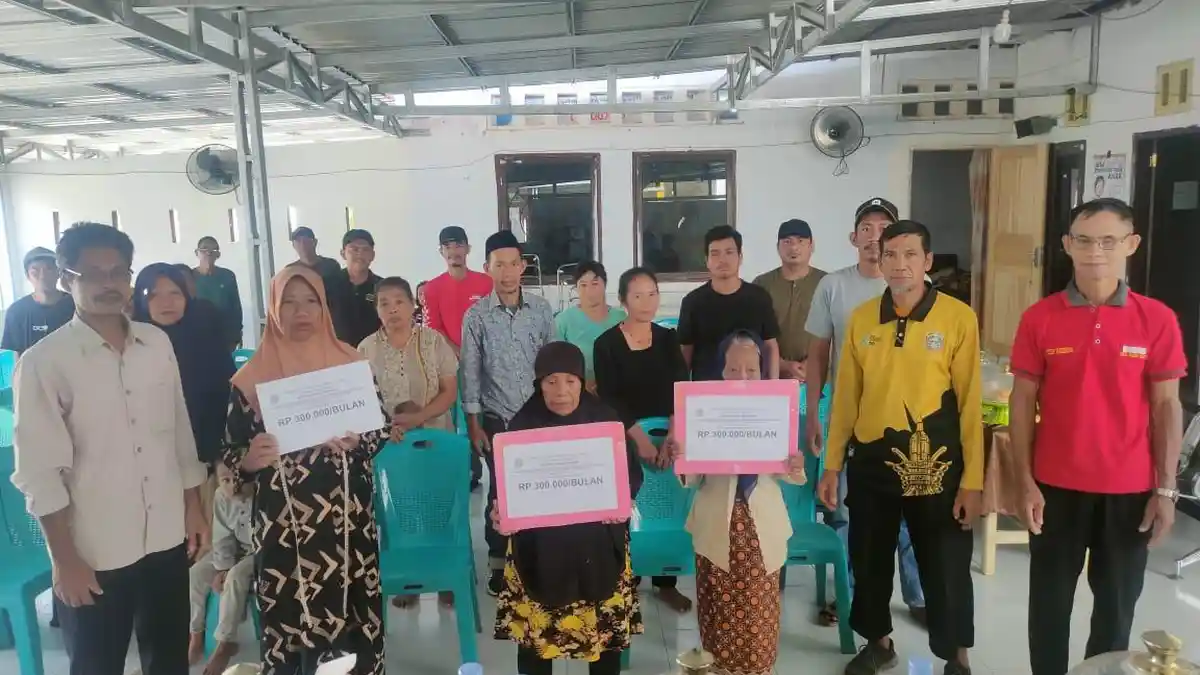 28 Lansia dan Janda di Desa Tobadak Mateng Terima BLT Lagi Rp300 Ribu
