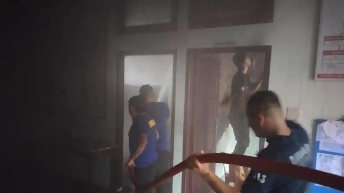 Kantor Keuchik Batu Itam Tapaktuan Terbakar, BPBD Aceh Selatan Kerahkan Dua Damkar
