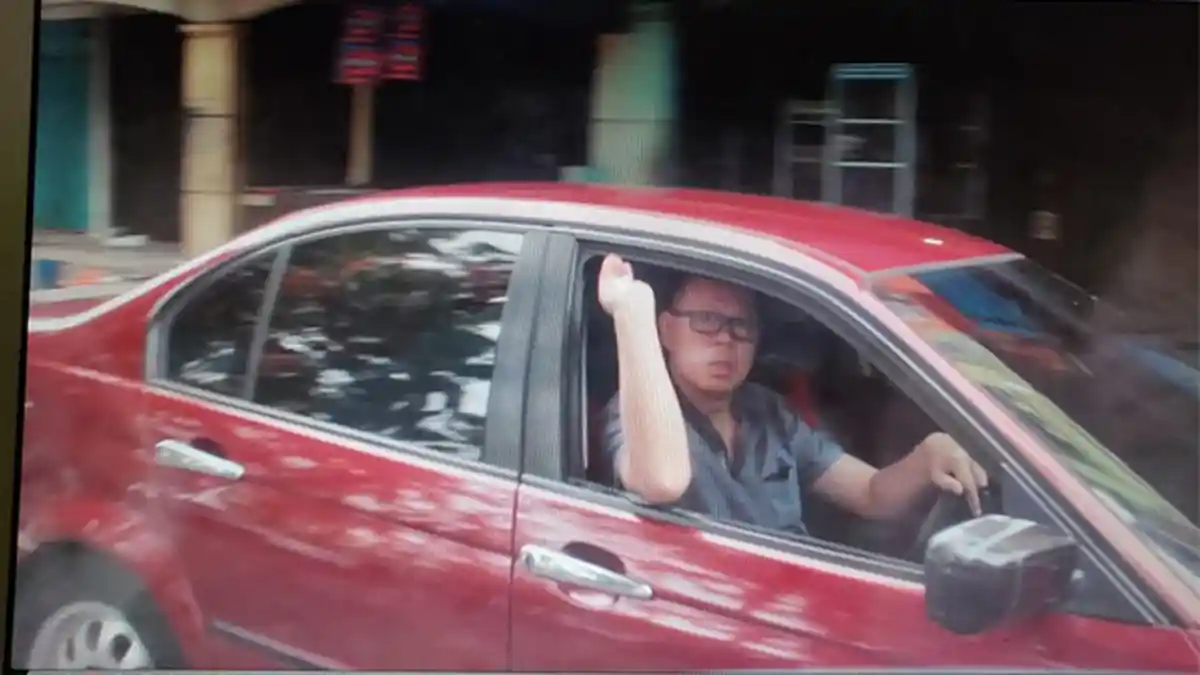 Aksi Premanisme Terekam CCTV, Pelaku Lempar Benda Diduga Soda Api ke Mobil Korbannya