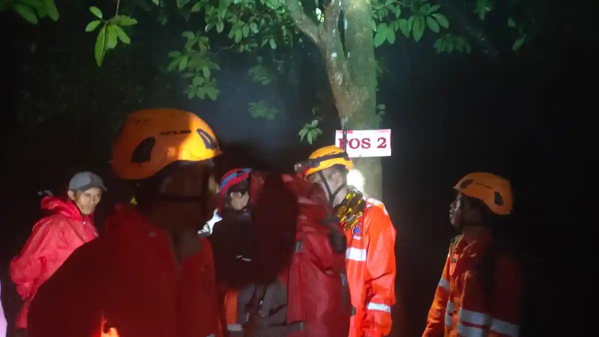 Tim Penyelamatan Pendaki Jember di Gunung Saeng Bondowoso Tertahan Kabut dan Gerimis