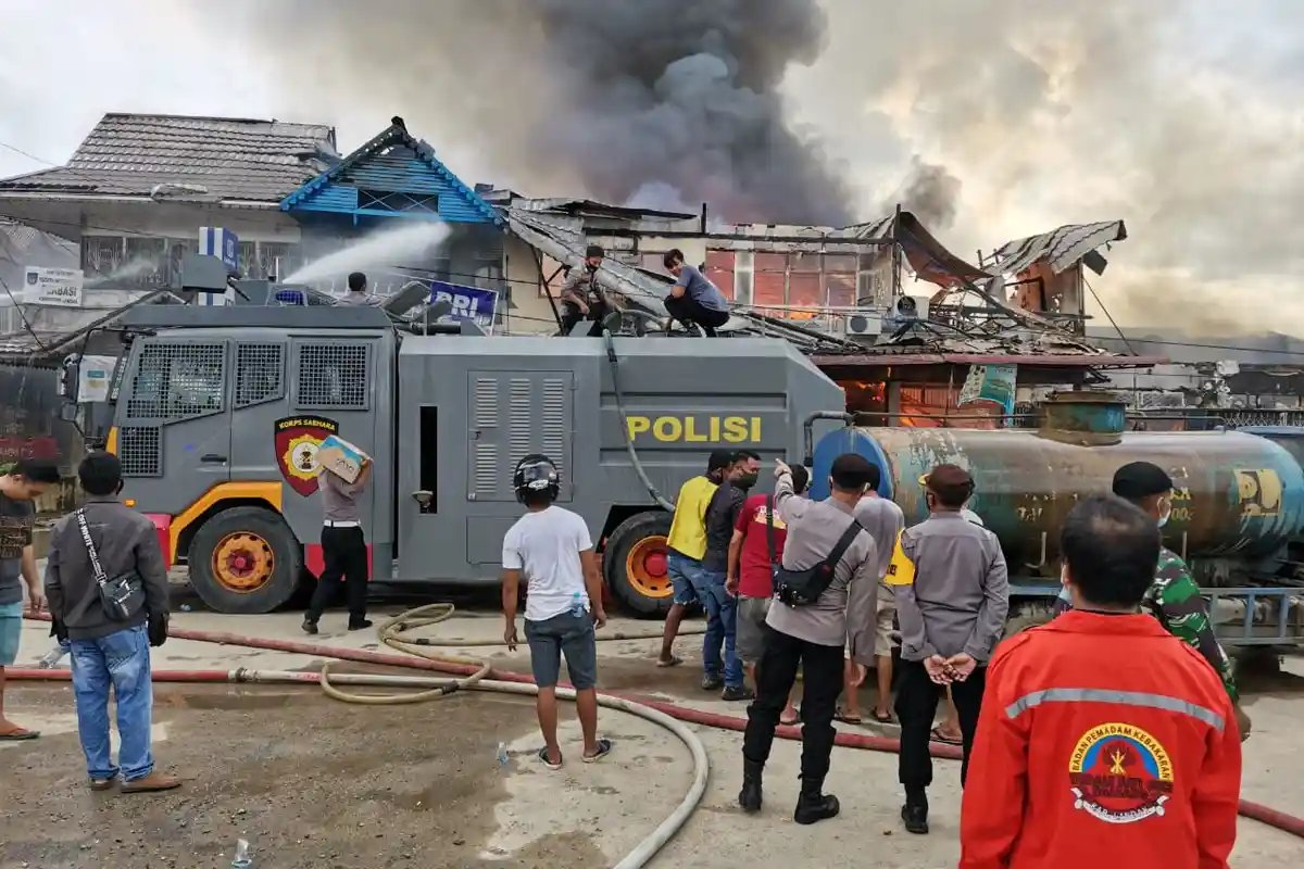 Water Cannon Polres Landak Bantu Padamkan Api di Ruko Terminal Ngabang