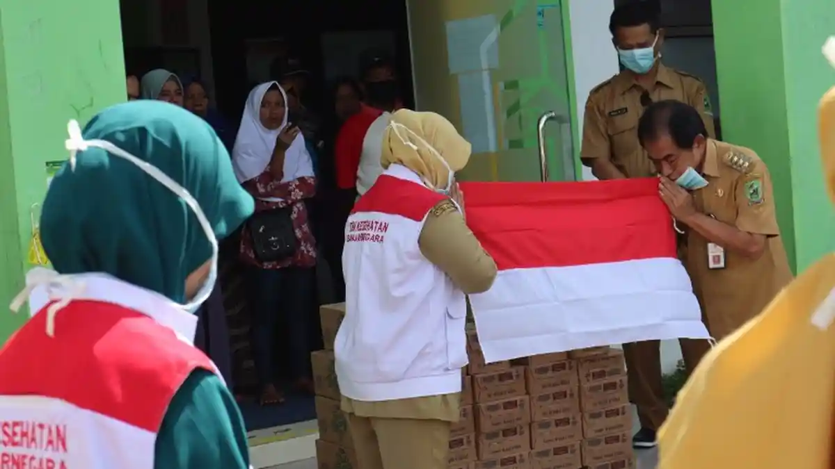 Ciumi Bendera Merah Putih, Bupati Banjarnegara Ajak Paramedis Jihad Perangi Virus Corona