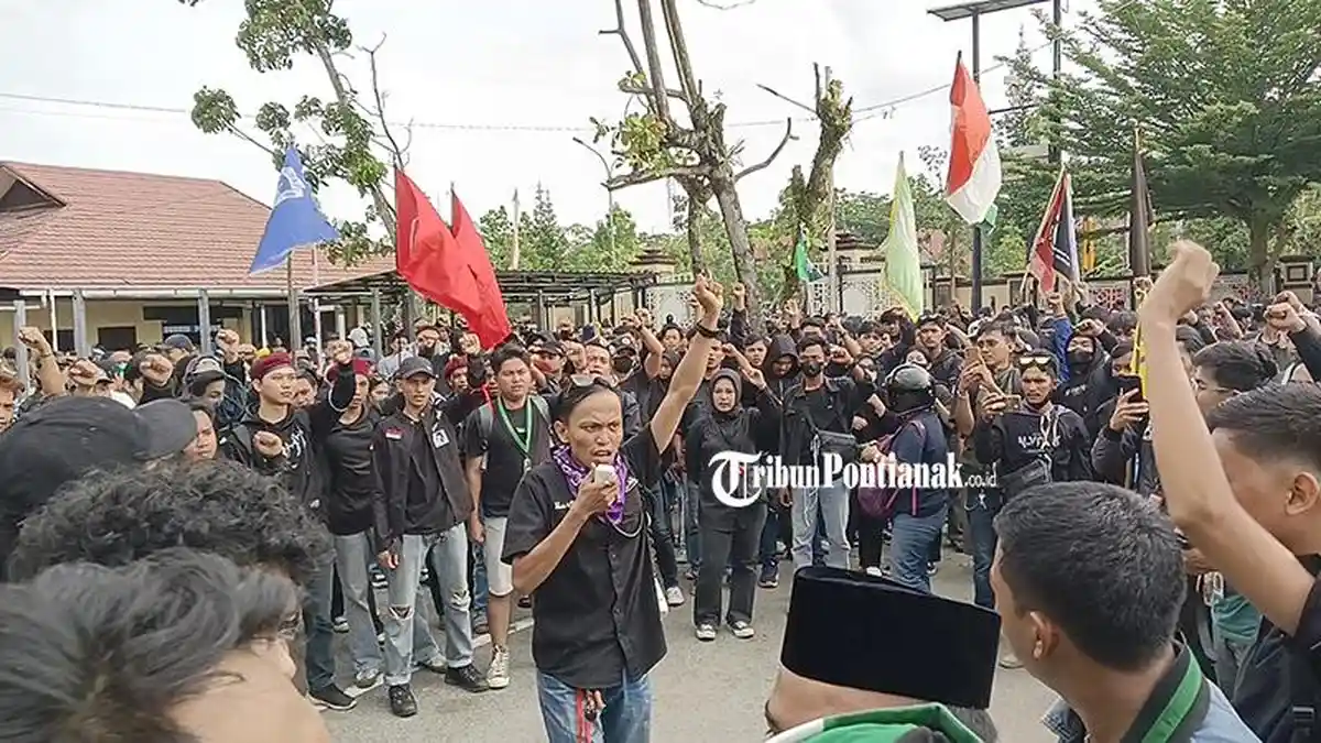 Aliansi Mahasiswa dan Masyarakat Kalbar Gelar Aksi di Polda